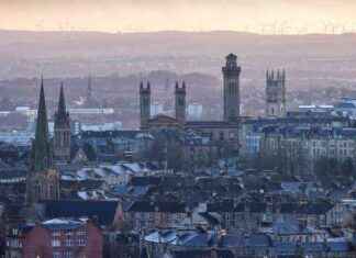 Racist Graffiti Sparks Outrage in Glasgow Park: Far-Right Group Suspected news-12082024-132855