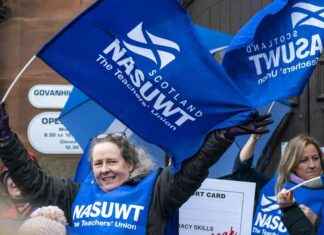 Proposed Teacher Cuts by Glasgow City Council Criticized for Failing Pupils news-12082024-193917