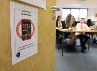 Student Response to Cell Phone Ban in Classroom: Impact and Perspectives news-16082024-082043