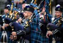 Edinburgh Tattoo Pipers Wow Glasgow on Buchanan Street news-16082024-142137