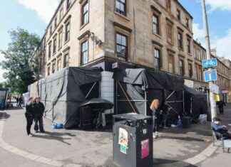 Two Doors Down Star Spotted Filming New Show at Glasgow Pub news-29082024-232334