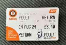 Cheerful Artist Brightens Glasgow Subway with Ticket Drawings news-18092024-154927