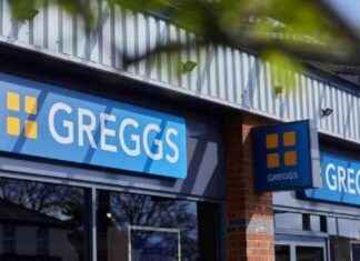 Temporary Closure of Glasgow Greggs Due to COVID-19 Concerns news-28092024-060137