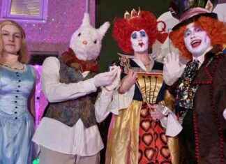 Halloween Artist Draws Crowds with Cool Themes news-20102024-150329