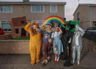 Wizard of Oz Themed Clydebank House Draws Enormous Halloween Crowds news-01112024-182013