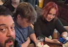 American TV Star Tries Unique Food Combination in Glasgow Pub news-06112024-112838