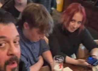 American TV Star Tries Unique Food Combination in Glasgow Pub news-06112024-112838
