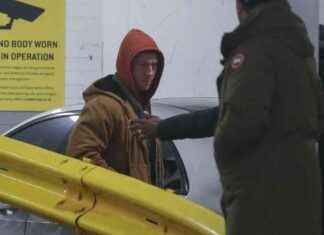 Glen Powell Spotted in Glasgow During Filming of Hollywood Blockbuster news-16112024-223001