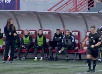 Celtic Manager Sent Off for Referee Gesture in SWPL Loss to Rangers news-17112024-223601