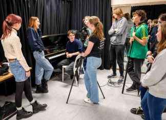 Mentoring Young Scottish Talent: Famous Actress Takes on New Role news-30112024-001629