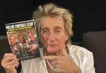 Supportive Rod Stewart Rocks Stylish Belt at Glasgow Football Game supportive-rod-stewart-rocks-stylish-belt-at-glasgow-football-game